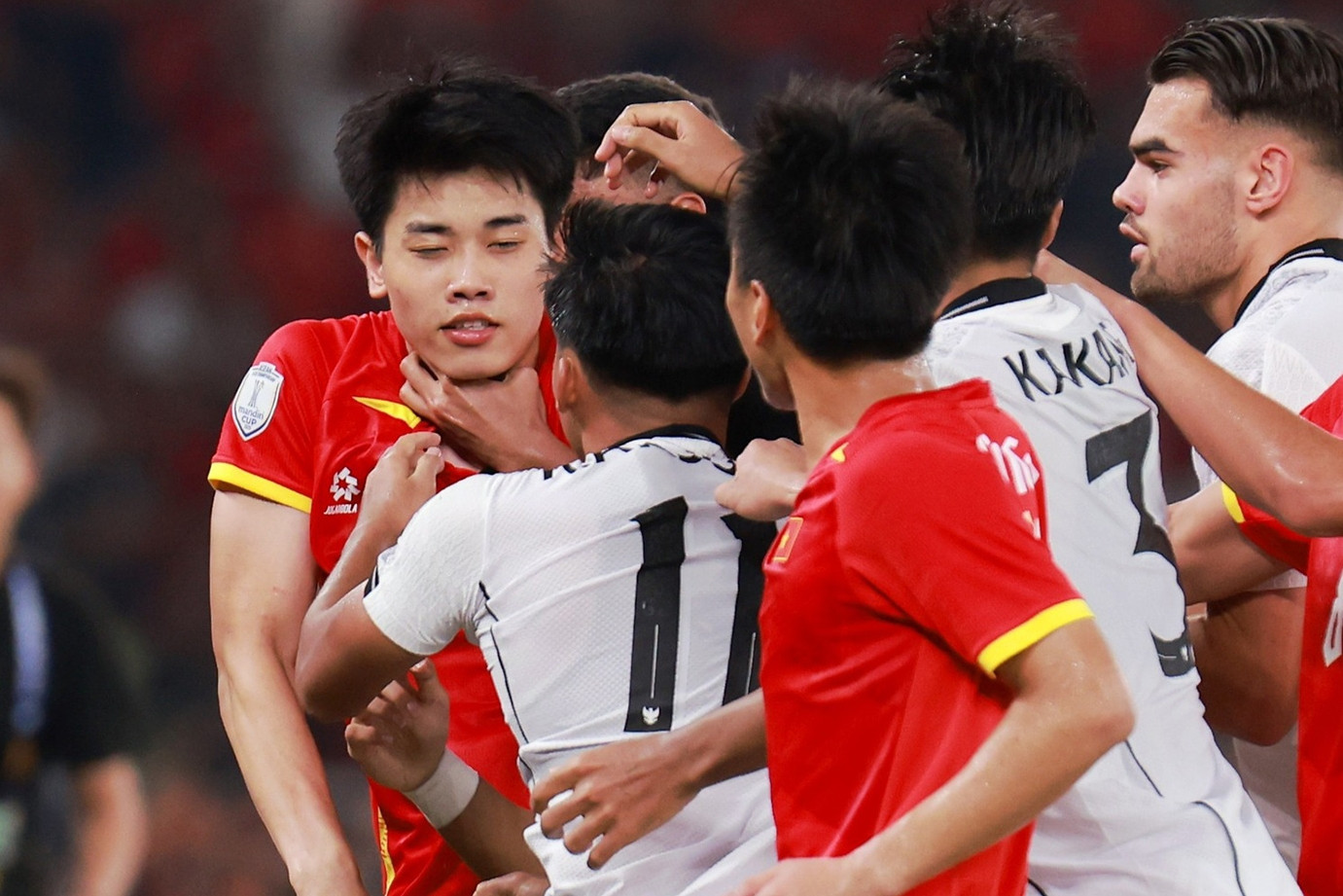 Cầu thủ U23 Indonesia phản ứng sau một tình huống căng thẳng với Đình Bắc