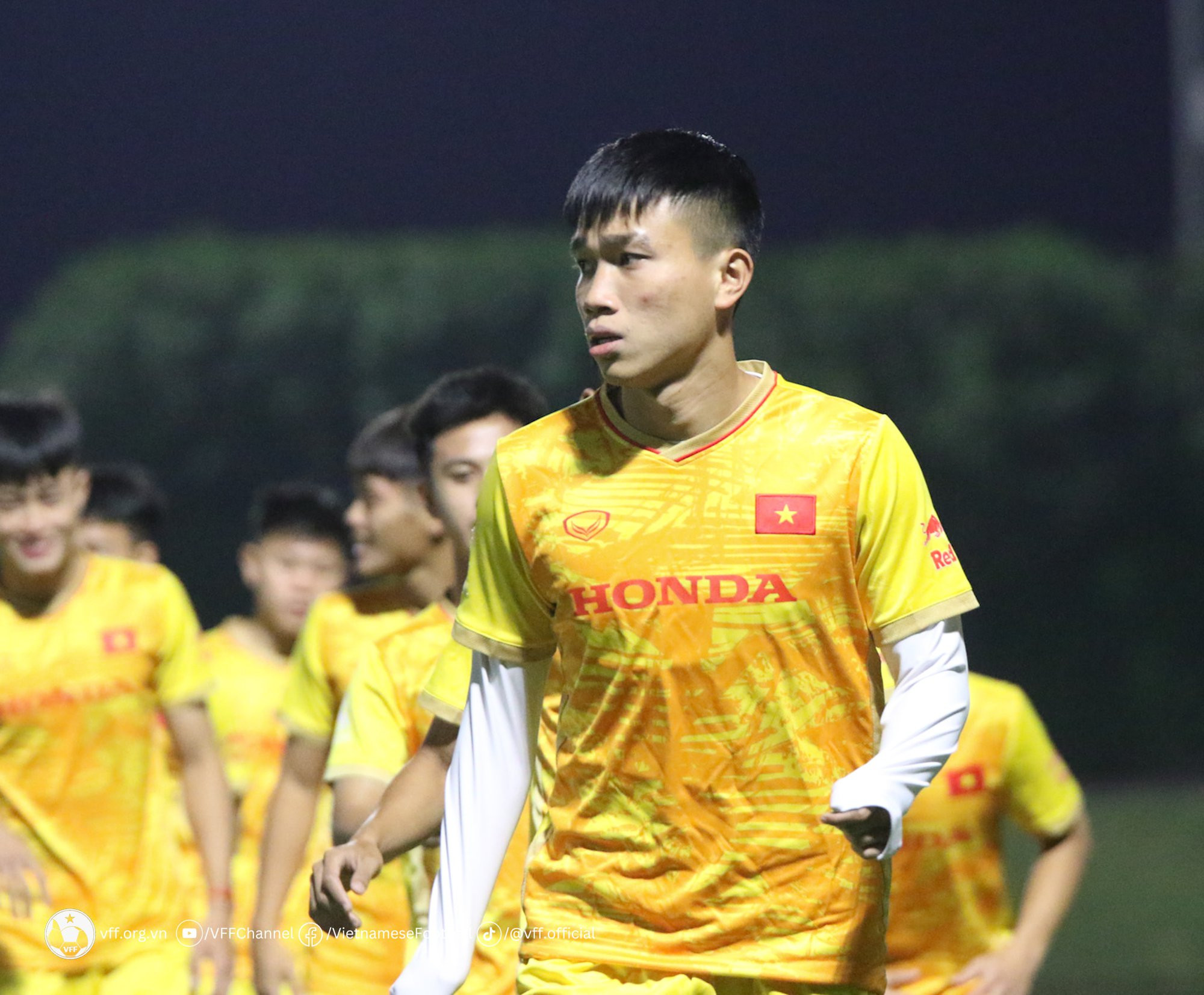 Cầu thủ U23 Việt Nam đang tập luyện chuyền bóng và giữ cự ly đội hình