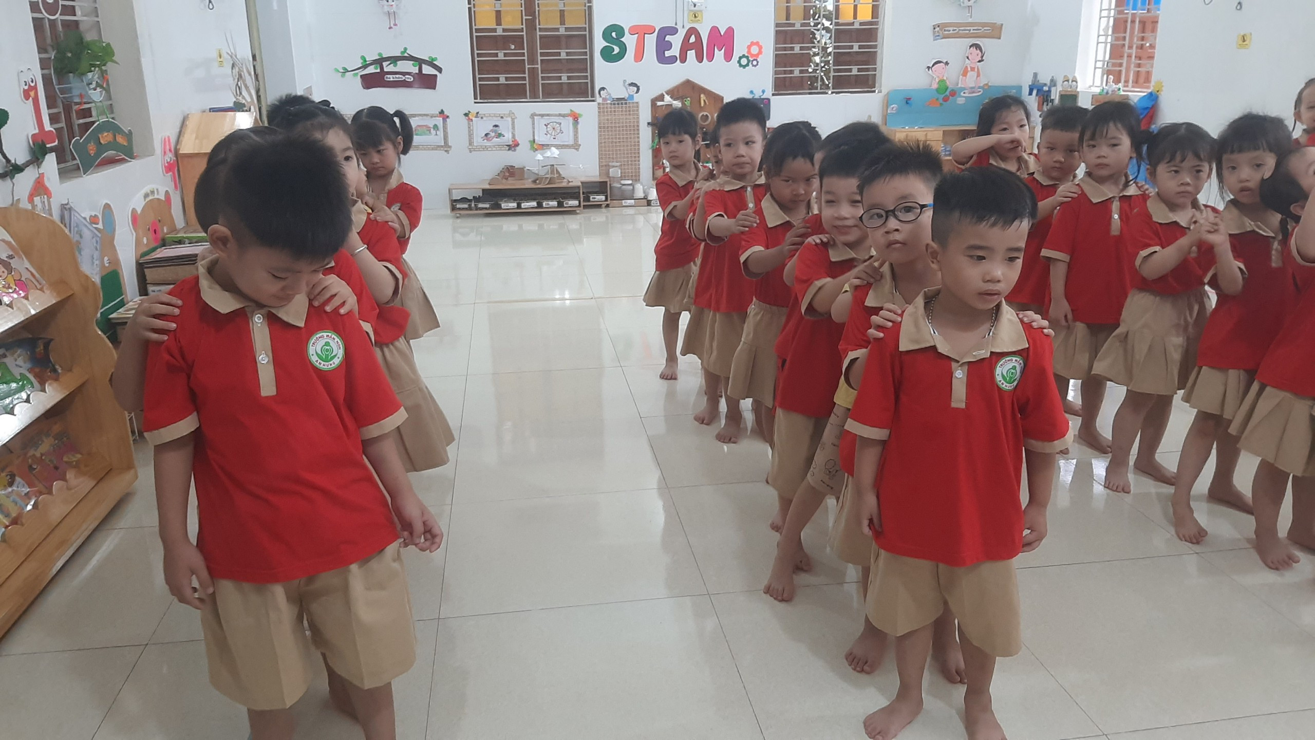 Cha mẹ và bé cùng tham gia trò chơi vận động chuyền bóng tại nhà, tăng cường gắn kết