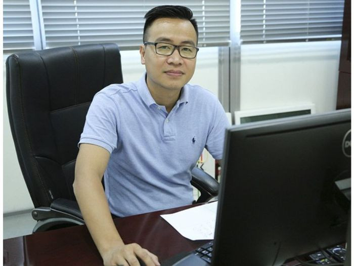 Chân dung bình luận viên bóng đá Tạ Biên Cương trên sóng truyền hình