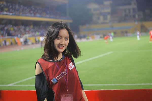 Chàng trai trẻ đang nghiên cứu các stt thả thính về bóng đá để gây ấn tượng với cô gái