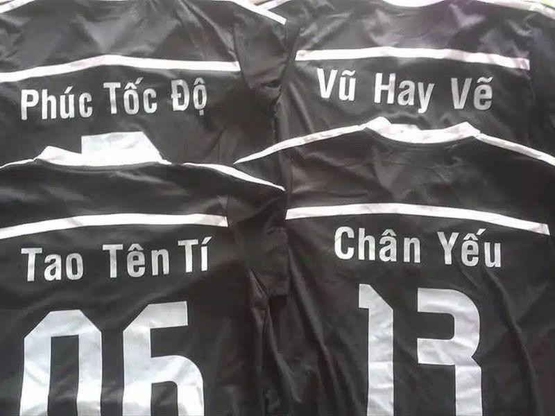 Chàng trai tự tin với áo đá bóng hài hước in tên độc đáo, thể hiện phong cách riêng