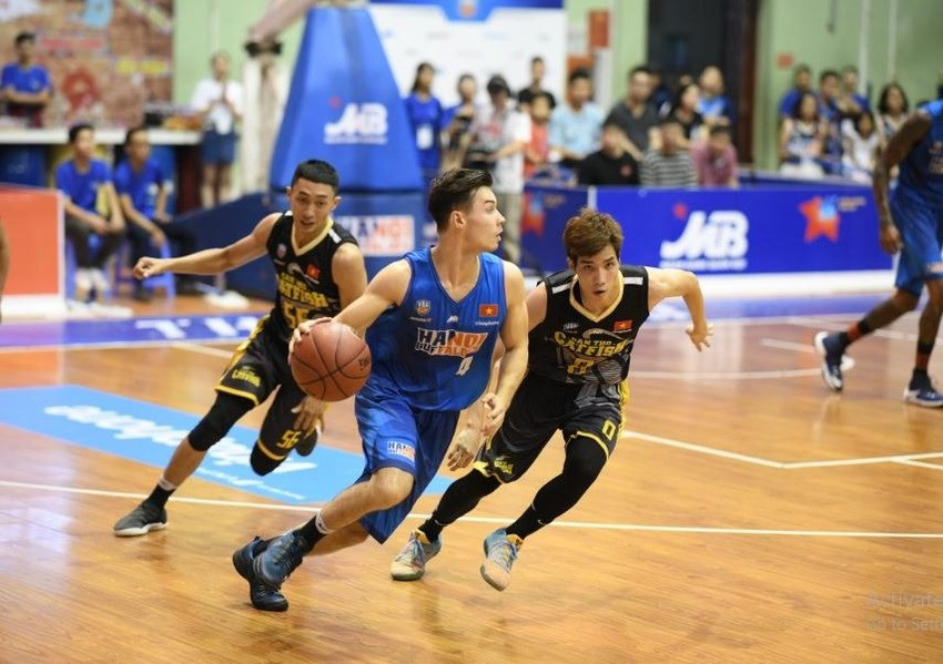 Chạy trong môn bóng rổ có sự khác biệt lớn so với chạy trong môn điền kinh bởi người chơi luôn phải sẵn sàng quan sát để đổi hướng và tăng tốc