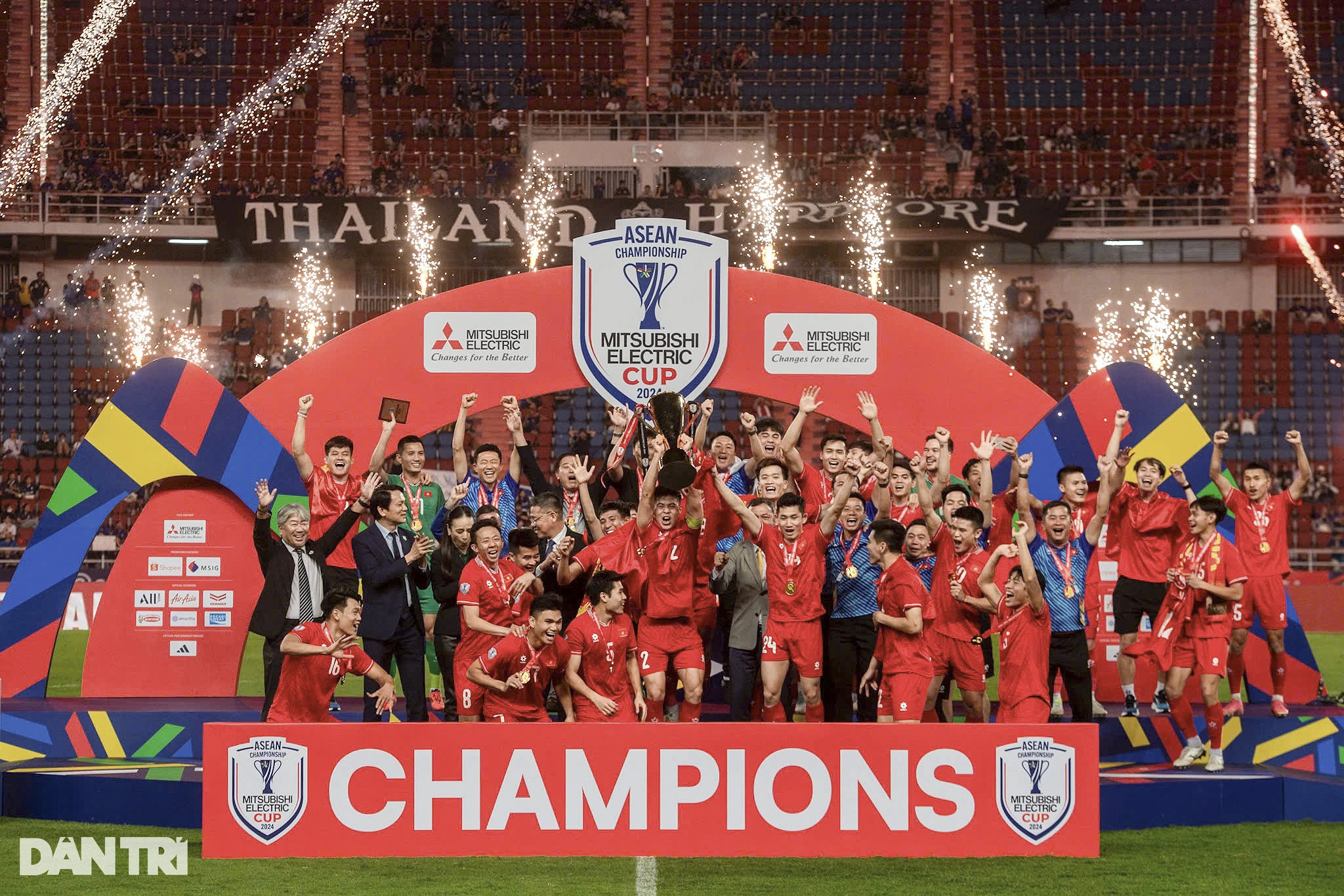 Chế ảnh cầu thủ Việt Nam ăn mừng chức vô địch AFF Cup lịch sử