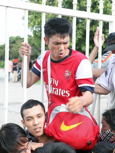 Chen nhau mua vé trận Arsenal