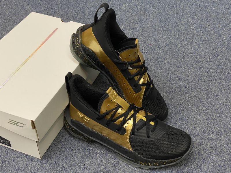 Chi tiết dây buộc và chất liệu upper giày bóng rổ Curry 7 Under Armour
