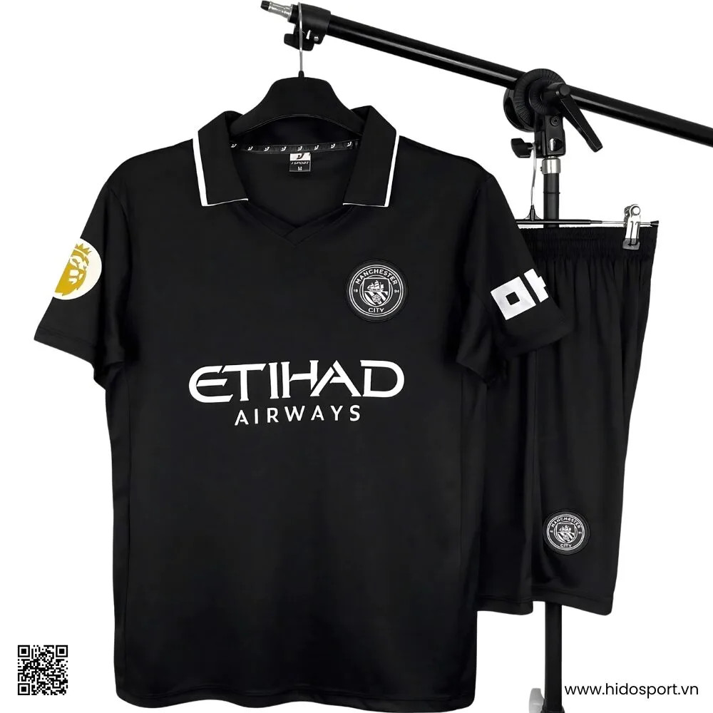 Chi tiết thiết kế áo bóng đá Man City màu đen sân khách 2025-2026, nhấn mạnh đường nét tinh tế của trang phục thi đấu.