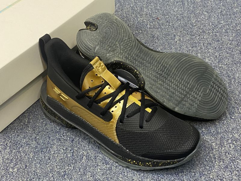 Chi tiết vân đế ngoài giày bóng rổ Under Armour Curry 7