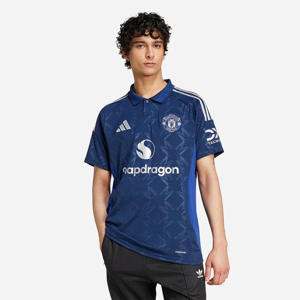Chiếc áo đấu Adidas Manchester United 24/25 sân khách, minh chứng cho sự hợp tác bền vững của Adidas với các câu lạc bộ hàng đầu