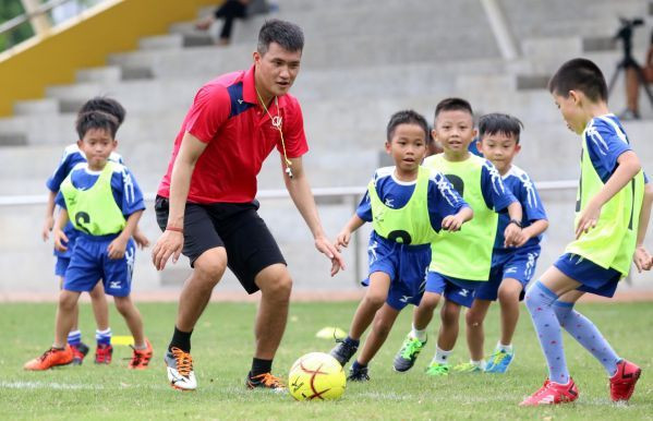 Chọn mua giày đá bóng cho trẻ em phù hợp