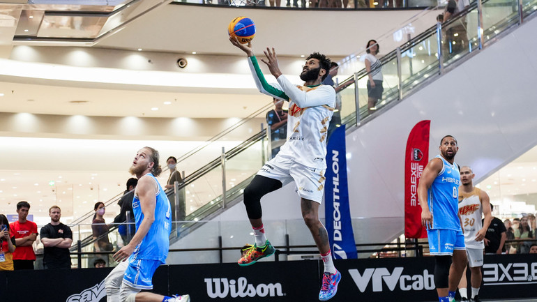 Christopher Blake, cầu thủ MVP của bóng rổ Saigon Heat, thực hiện pha dứt điểm cận rổ đầy kỹ thuật trong giải 3x3.EXE Premier.