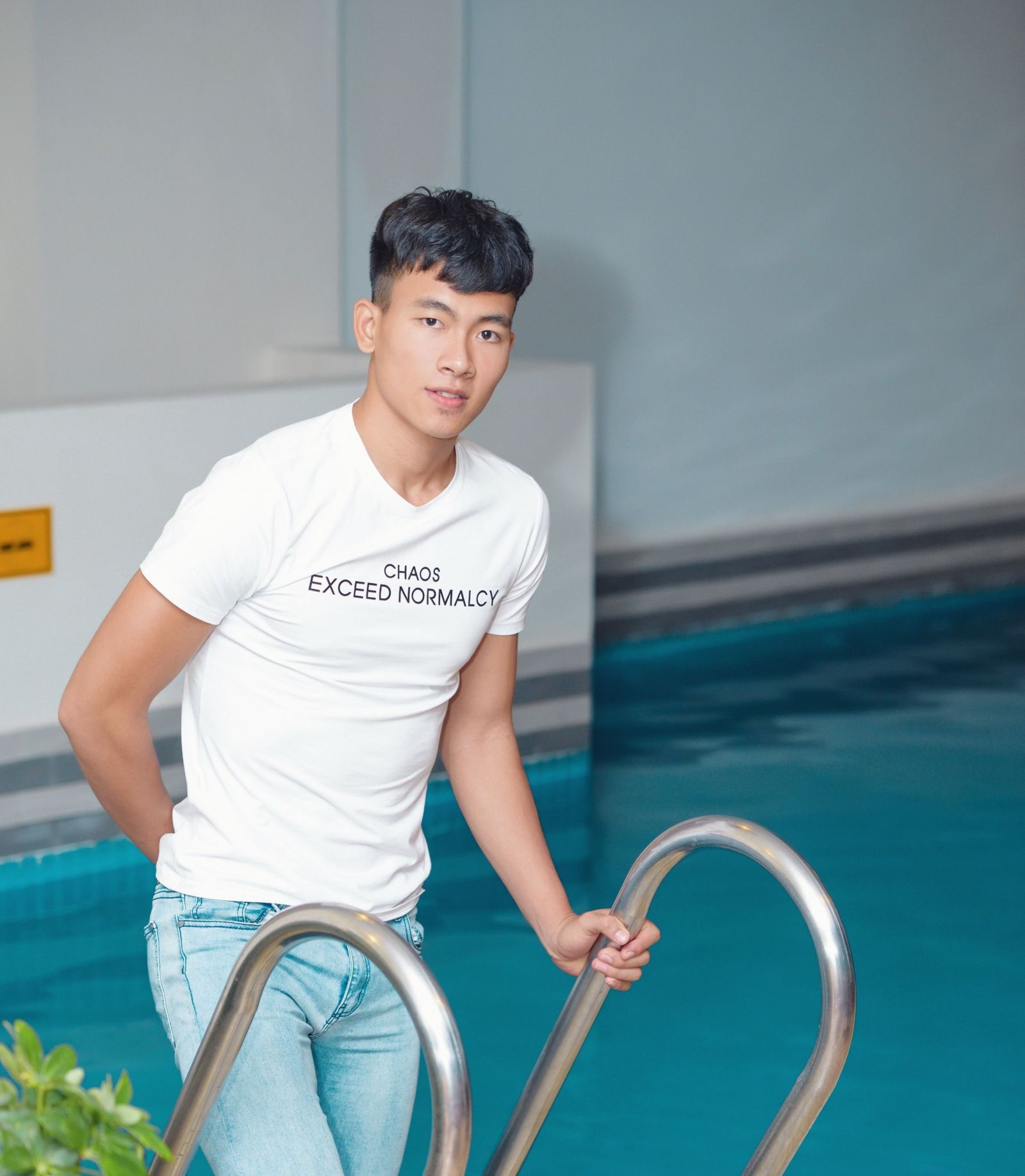 Chủ công Nguyễn Quốc Đoàn bóng chuyền nhận lời khen từ huấn luyện viên
