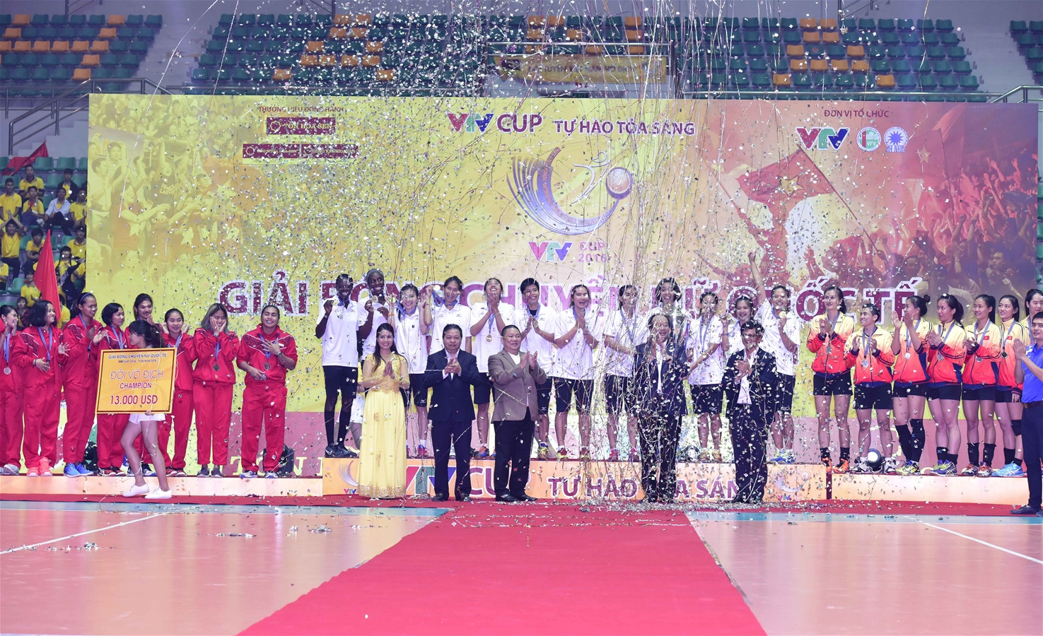 Chủ tịch Lê Phước Vũ và BTC trao giải thưởng cho các đội xuất sắc tại VTV Cup 2016
