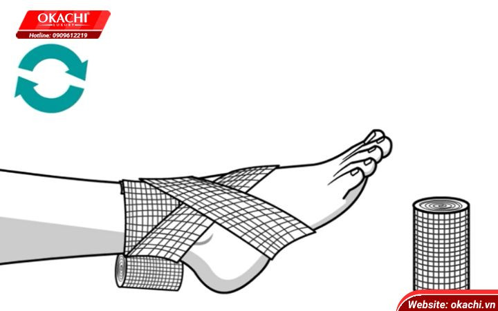 Chuẩn bị lớp lót bảo vệ da trước khi thực hiện cách băng chân khi đá bóng bằng băng y tế