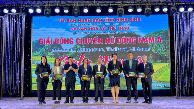 Chương trình giao lưu văn hóa và thể thao chào mừng các đội tham dự giải bóng chuyền Đông Nam Á, thể hiện tinh thần hữu nghị tại Ninh Bình.