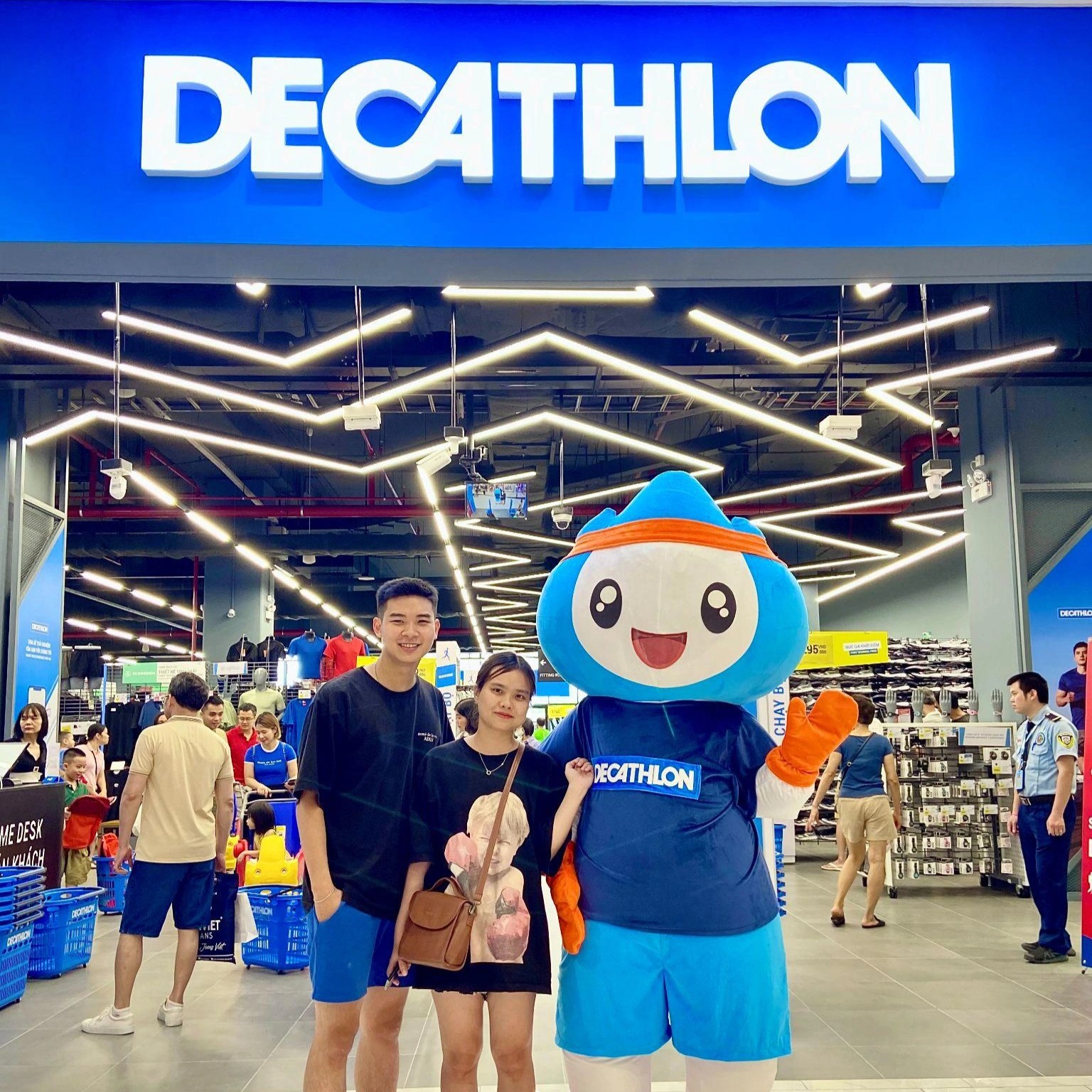 Khách hàng và trẻ em chụp ảnh cùng Mascot Decathlon trong sự kiện khai trương Parc Mall Quận 8