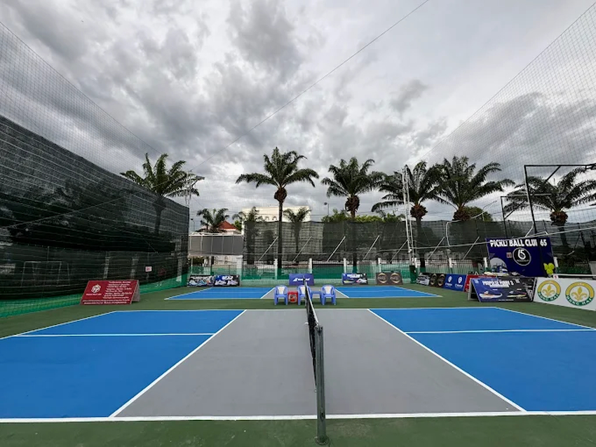CLB Pickleball 65 với không gian sân ngoài trời