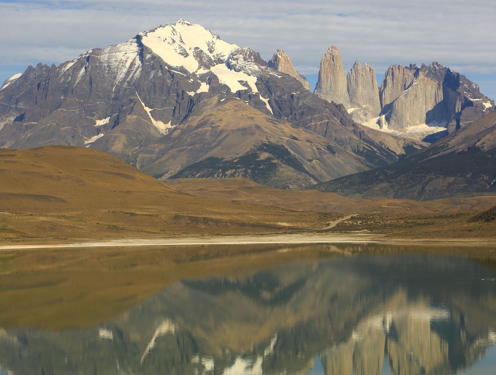 Vách đá granite bao quanh hồ Nordenskjöld tại Vườn quốc gia Torres del Paine, Chile