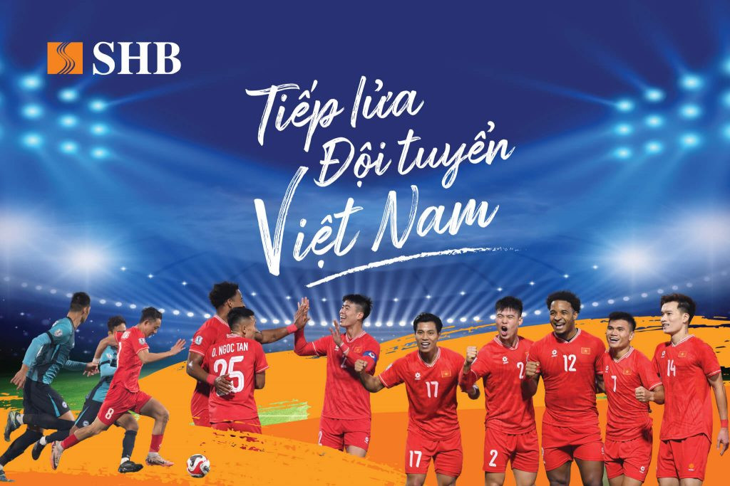 Cổ động viên Việt Nam hân hoan tiếp lửa đội tuyển quốc gia