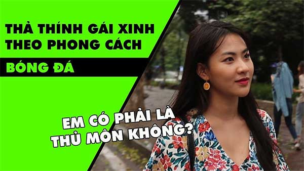 Cô gái trẻ mỉm cười với điện thoại, minh họa các stt thả thính về bóng đá hiệu quả