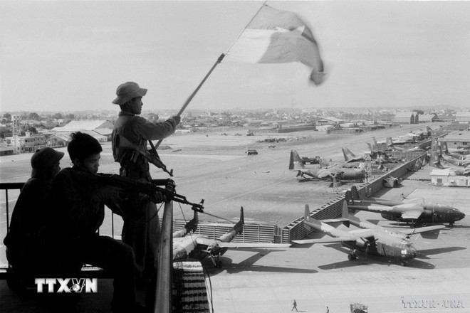 Cờ giải phóng tung bay trên sân đấu lịch sử Tân Sơn Nhất, đánh dấu chiến thắng vĩ đại.