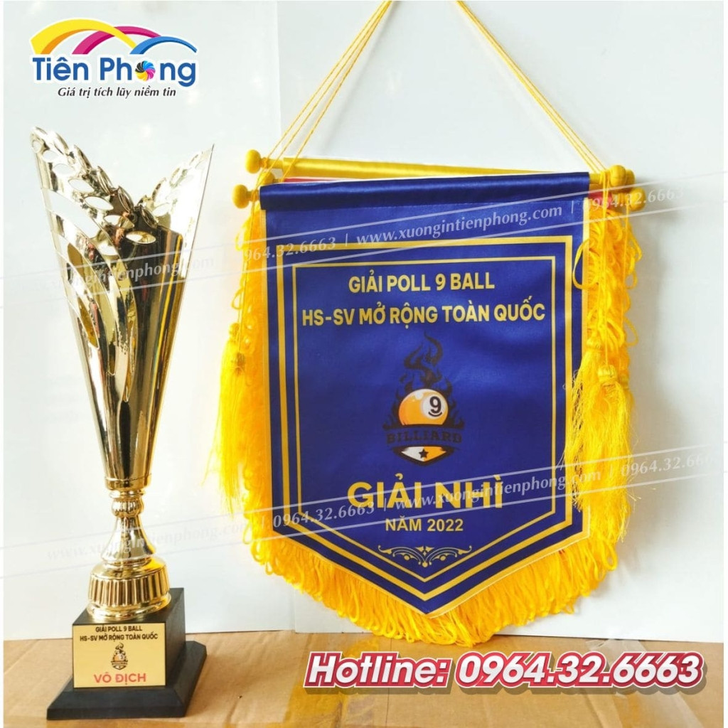 Cờ lưu niệm đá bóng kích thước lớn, thể hiện sự trang trọng