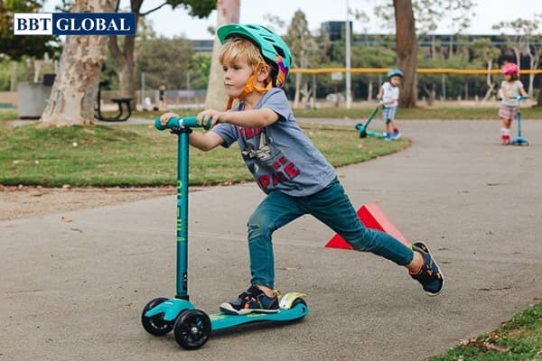 Ba chiếc xe scooter nhiều màu sắc xếp hàng, gợi ý các mẫu xe scooter cho bé đa dạng tại cửa hàng