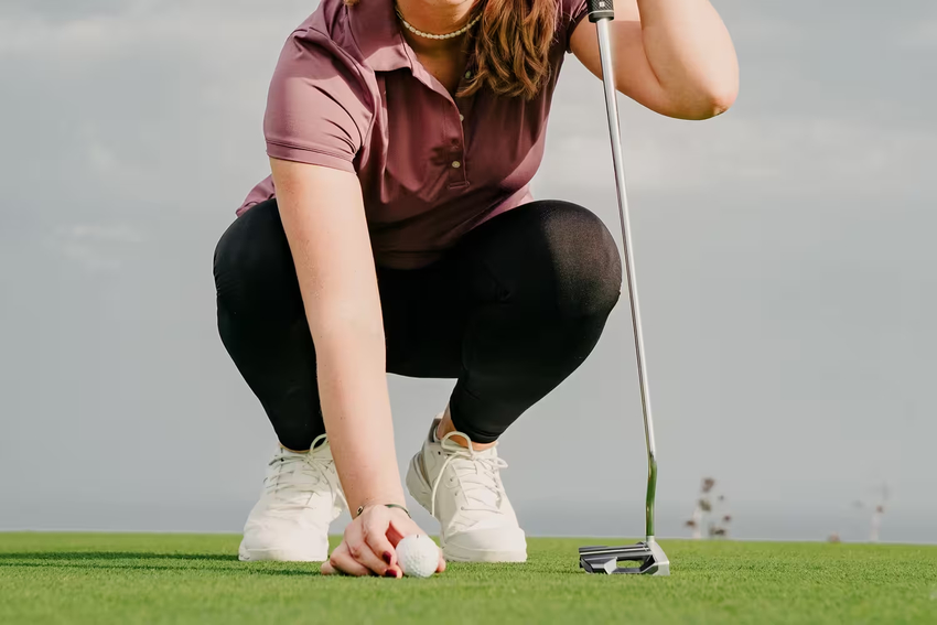 Golfer thực hiện cú đánh chuẩn xác theo luật chơi golf