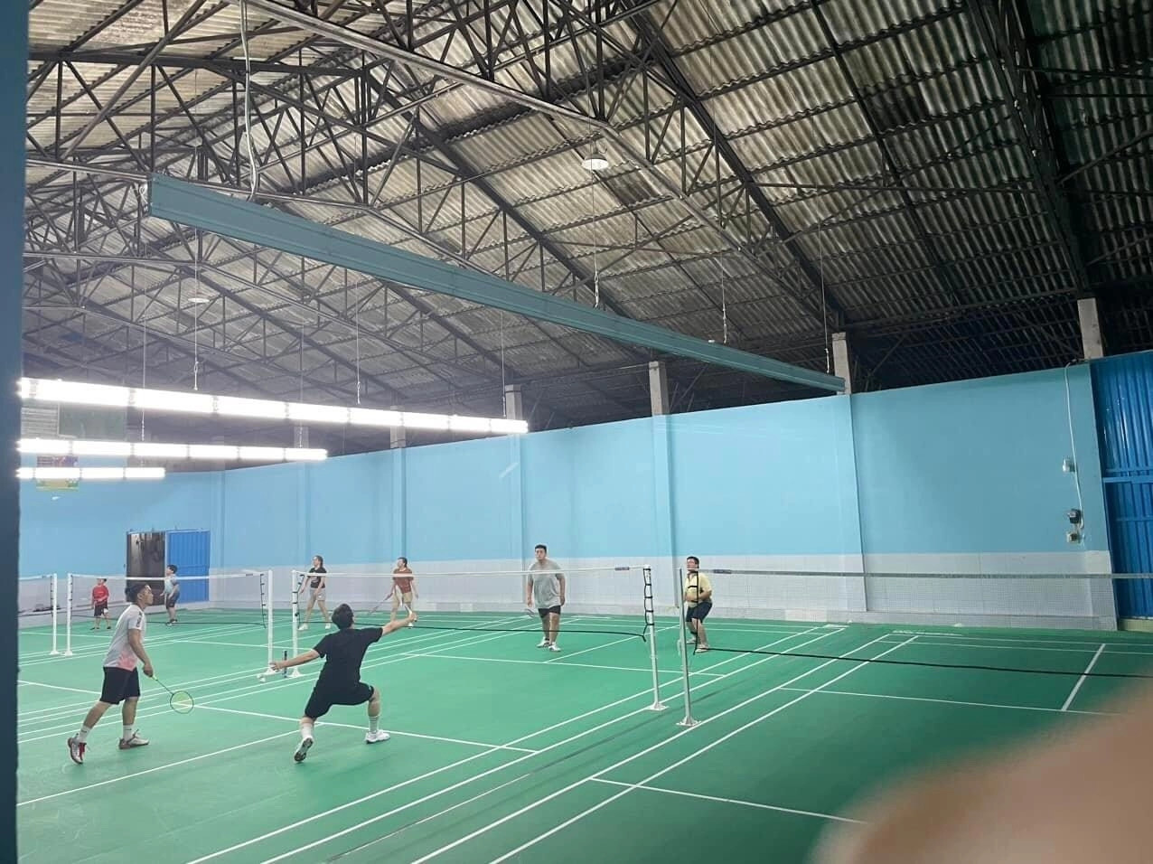 Cơ sở vật chất tại sân bóng đá mini Vạn Nguyên, khu vực thể thao đa năng