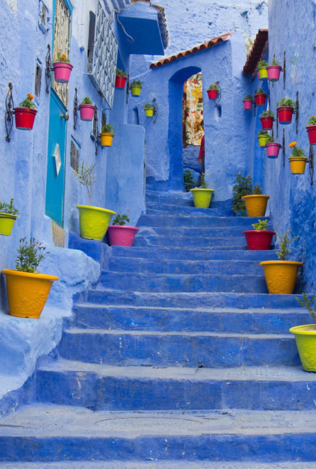 Con phố xanh nổi tiếng Chefchaouen, thể hiện vẻ đẹp văn hóa tại Morocco, nơi bóng đá được yêu mến