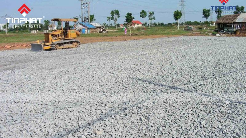 Công nhân đang thi công mặt sân bóng đá cỏ nhân tạo Celadon City