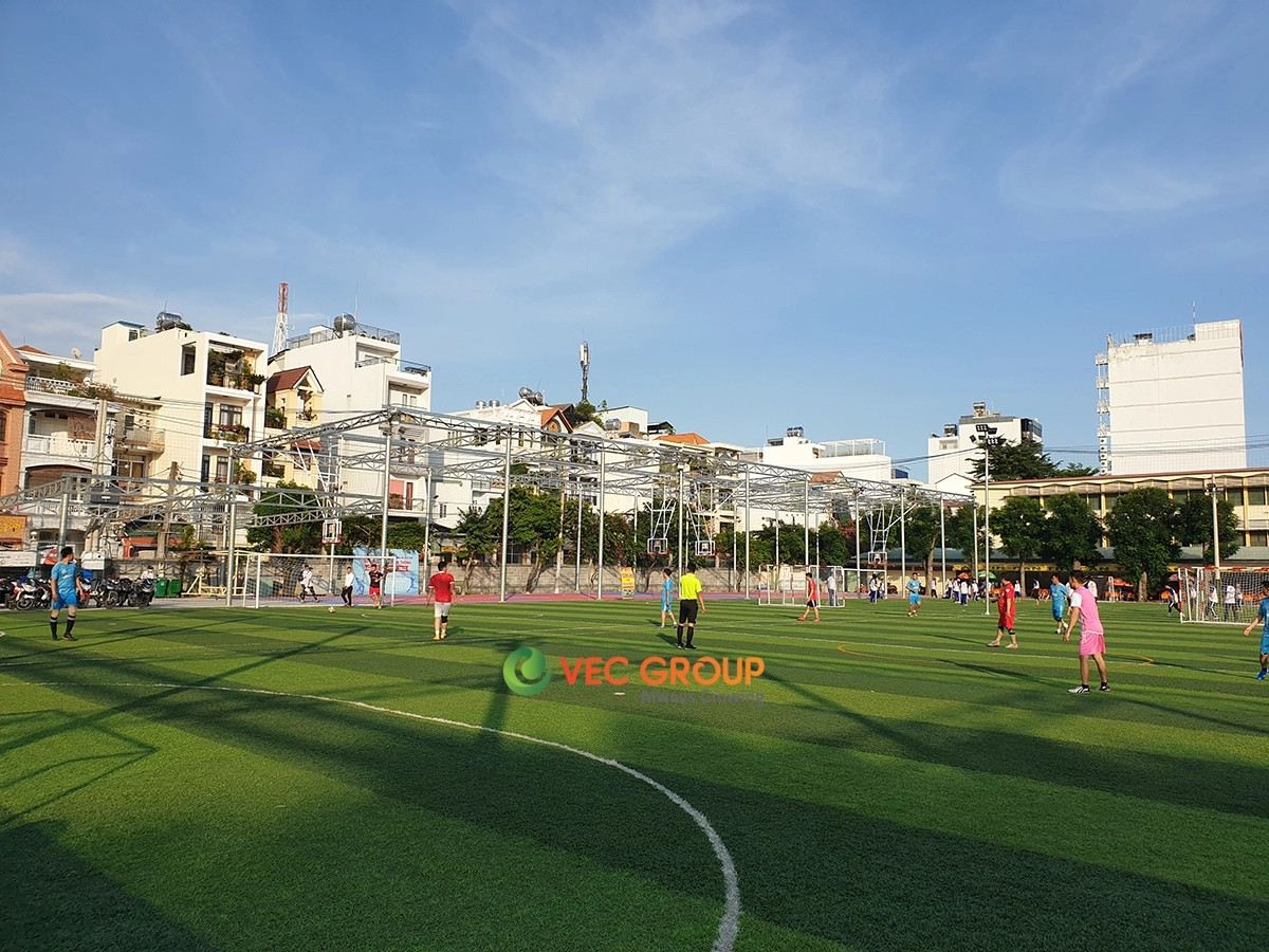 Cổng vào một sân bóng đá mini ở Phúc Yên