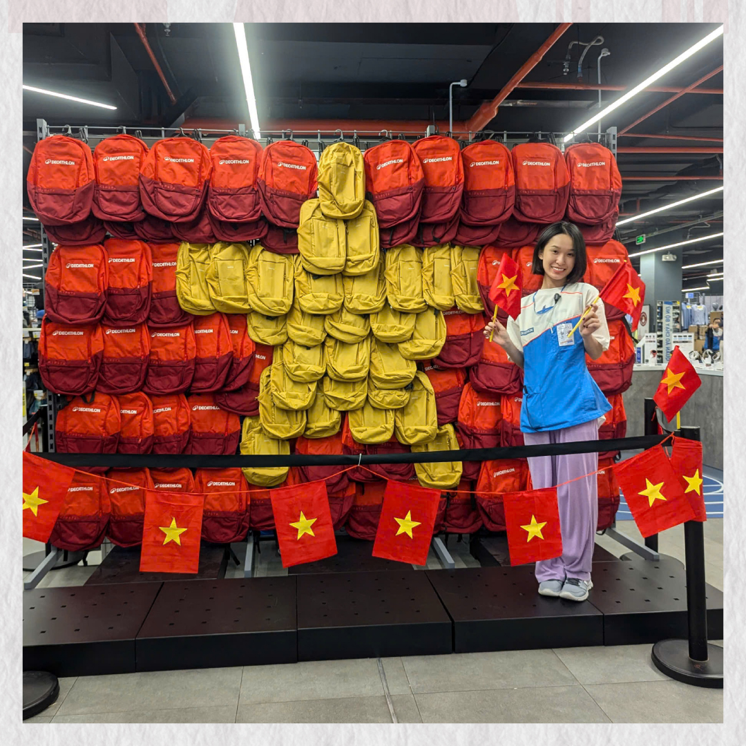 Khu vực trưng bày "Đi cùng Việt Nam - Made in Vietnam" tại cửa hàng Decathlon, nơi diễn ra cuộc thi ảnh