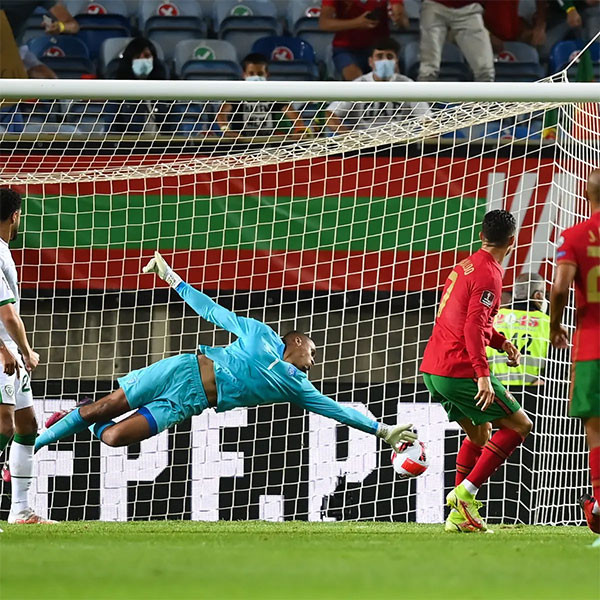 Cristiano Ronaldo ăn mừng một bàn thắng, thể hiện niềm vui và thành quả từ kỹ năng ghi bàn vượt trội