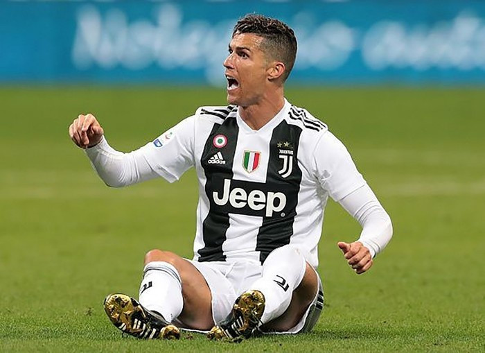 Cristiano Ronaldo, cầu thủ kỹ thuật nổi tiếng, đang thực hiện một pha bóng điêu luyện trên sân