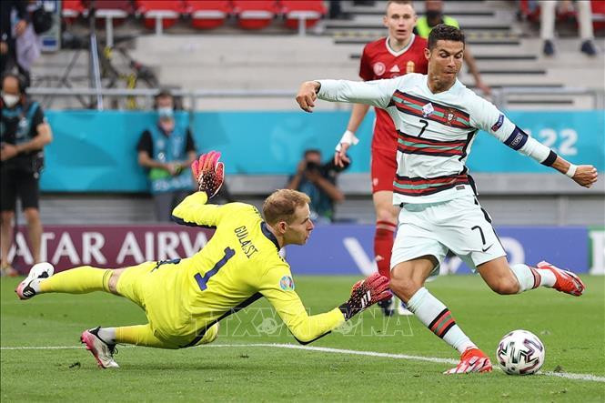 Cristiano Ronaldo ghi bàn thắng ấn định chiến thắng 3-0 cho đội tuyển Bồ Đào Nha trước đội tuyển Hungary, ngày 15/6/2021.