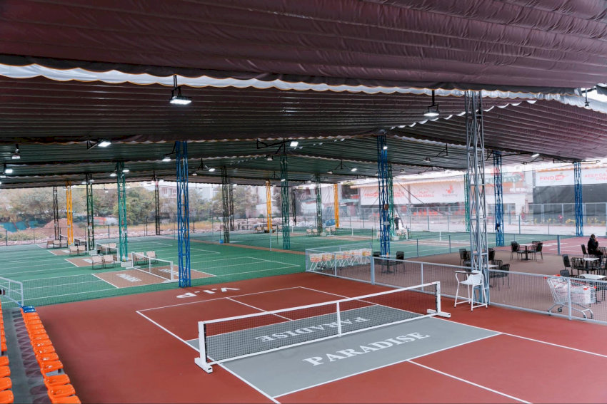 Mô tả 10 sân mái che, chất lượng cao tại Paradise Pickleball Club, đáp ứng tiêu chuẩn quốc tế.