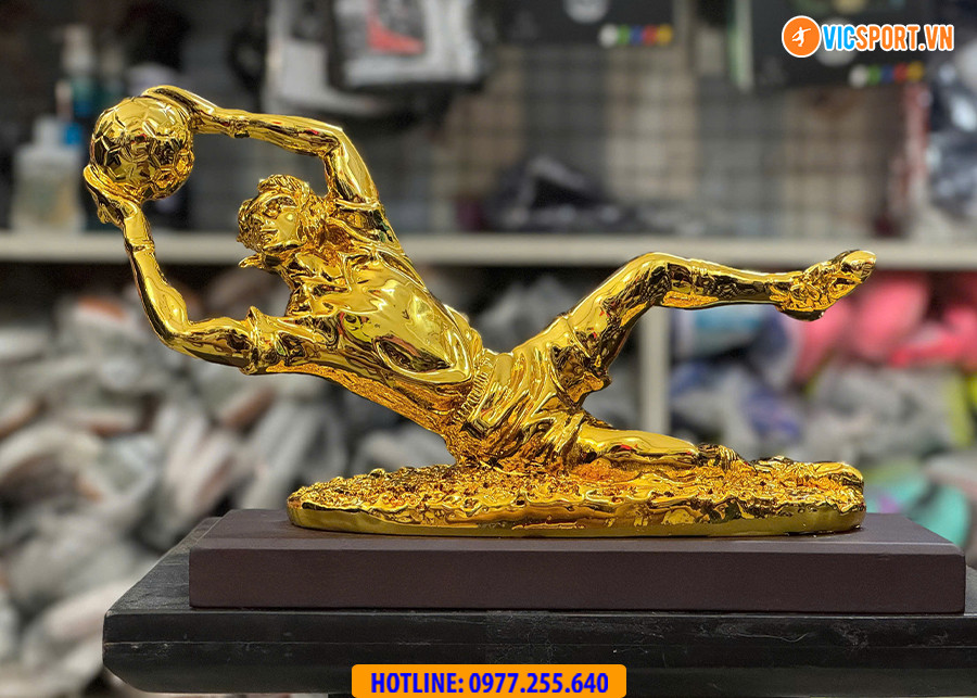Cúp cá nhân thủ môn xuất sắc với hình ảnh pha bay người bắt bóng