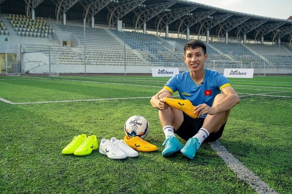 Đa dạng các mẫu giày đinh TF và AG chuyên dụng cho sân cỏ nhân tạo, với thiết kế hiện đại và công nghệ hỗ trợ hiệu suất.