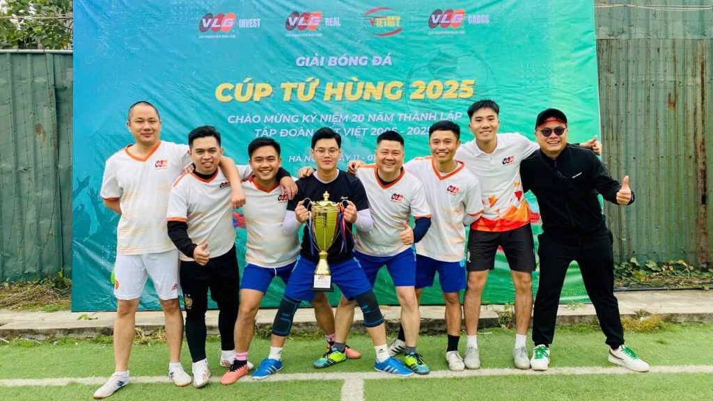 Đại diện các đội bóng tham dự giải bóng đá Cúp Tứ Hùng chụp ảnh lưu niệm