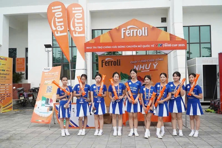 Đại diện các nhà tài trợ tham gia sự kiện, góp phần nâng cao chất lượng giải bóng chuyền quốc tế