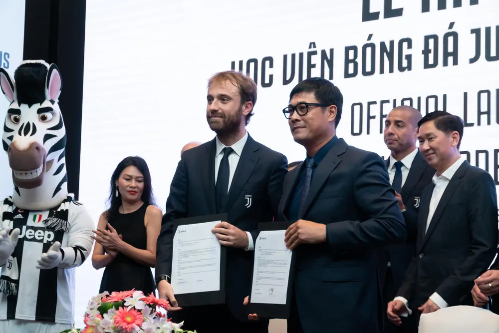 Đại diện CLB Juventus và BMG Sport ký kết hợp đồng hợp tác cho học viện bóng đá Juventus Việt Nam