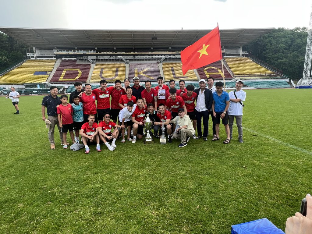 Đại diện cộng đồng người Việt và FC Sapa Praha tại Giải bóng đá Thượng viện Séc, diễn ra tại sân vận động Quân đội Dukla Praha