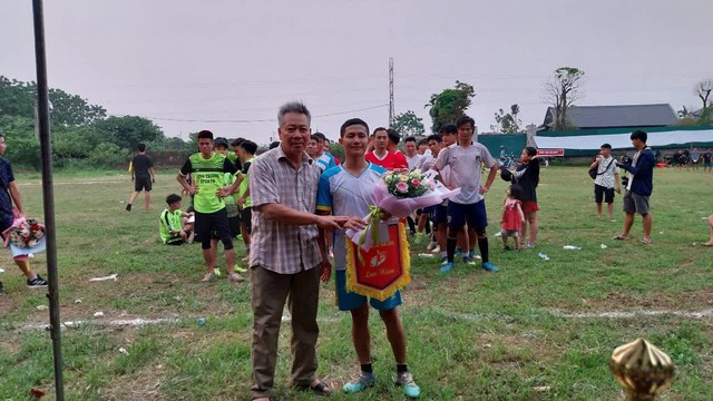 Đại diện FC Quán nhận kỷ niệm chương, tôn vinh tinh thần fair-play trong các giải tứ hùng