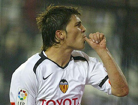 David Villa trong màu áo Valencia, ghi dấu ấn với cú hat-trick nhanh nhất La Liga