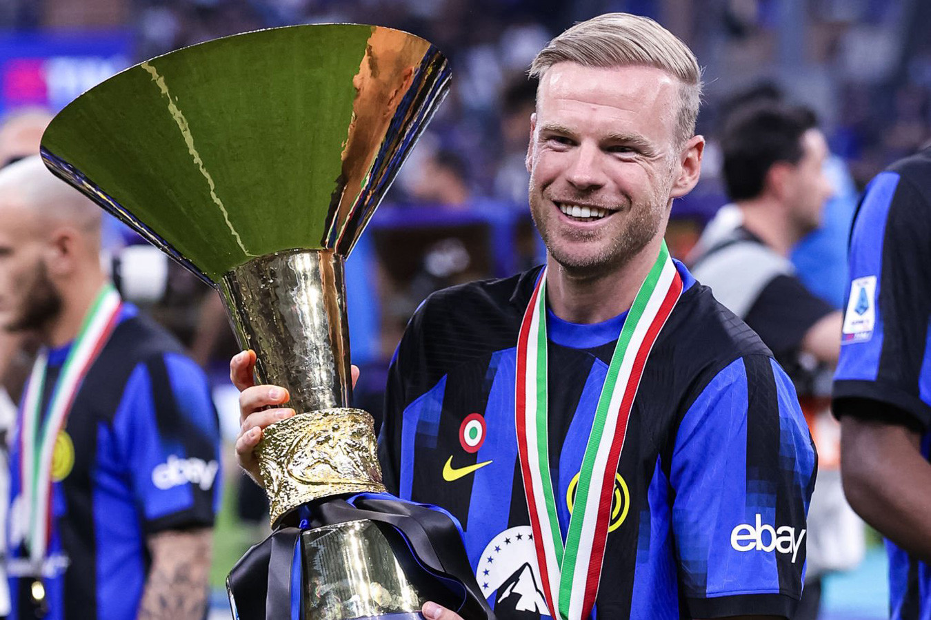 Davy Klaassen, tiền vệ phòng ngự tự do giàu kinh nghiệm từ Hà Lan.