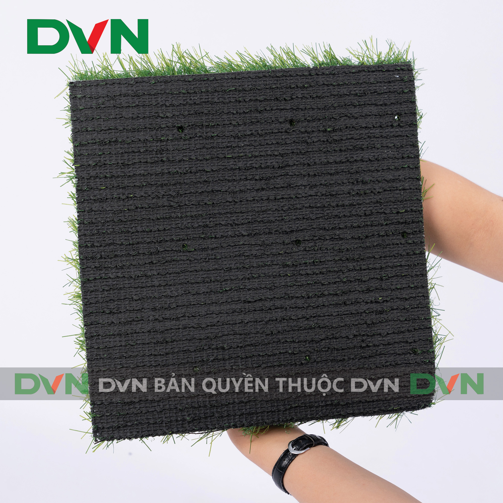Đế cỏ nhân tạo đạt chuẩn FIFA, đảm bảo độ bền và thoát nước hiệu quả cho sân bóng