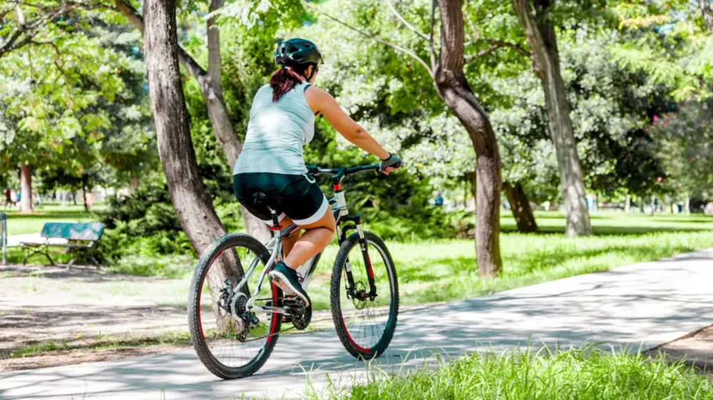 Người cần giảm cân nên đạp xe với cường độ cao và áp dụng HIIT để đốt cháy calo hiệu quả