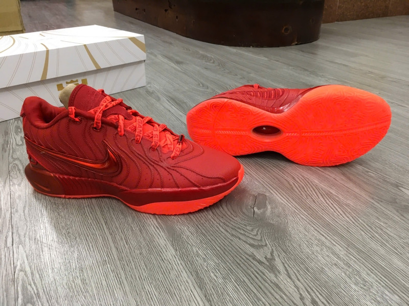 Đế giày bóng rổ LeBron James 21 với vân rãnh đa hướng chi tiết