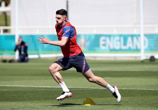 Declan Rice, tiền vệ phòng ngự nổi bật, mang giày Adidas Copa Sense .1 trong một trận đấu căng thẳng